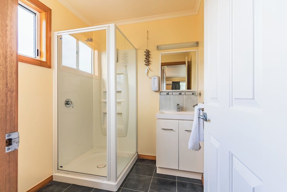 BIG4 Tassie Getaway Parks Stanley WaterView Villa 1 Bedroom 4