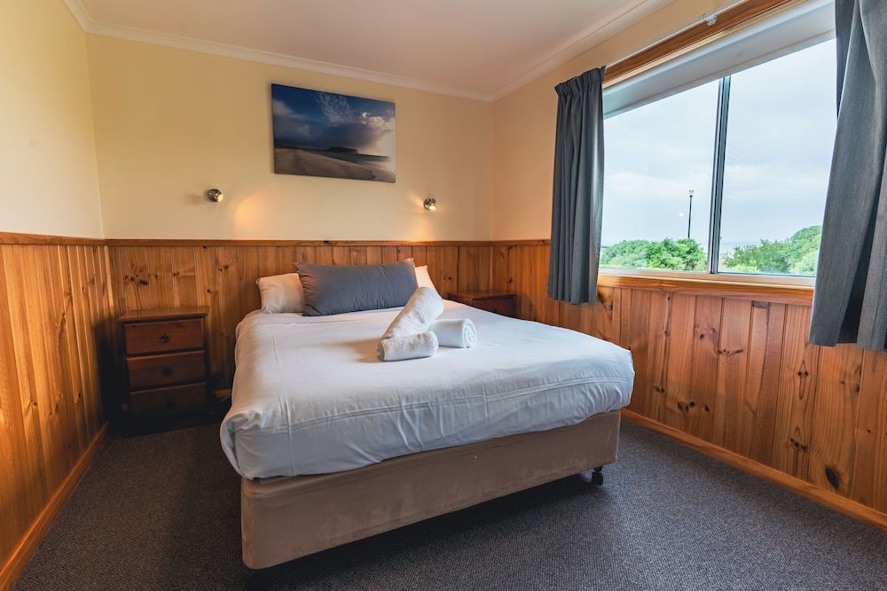 BIG4 Tassie Getaway Parks Stanley WaterView Villa 1 Bedroom 2