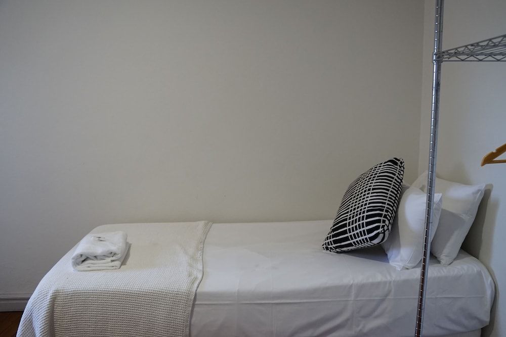 The Tamworth Hotel Twin Room, 2 Twin Beds, Shared Bathroom 5