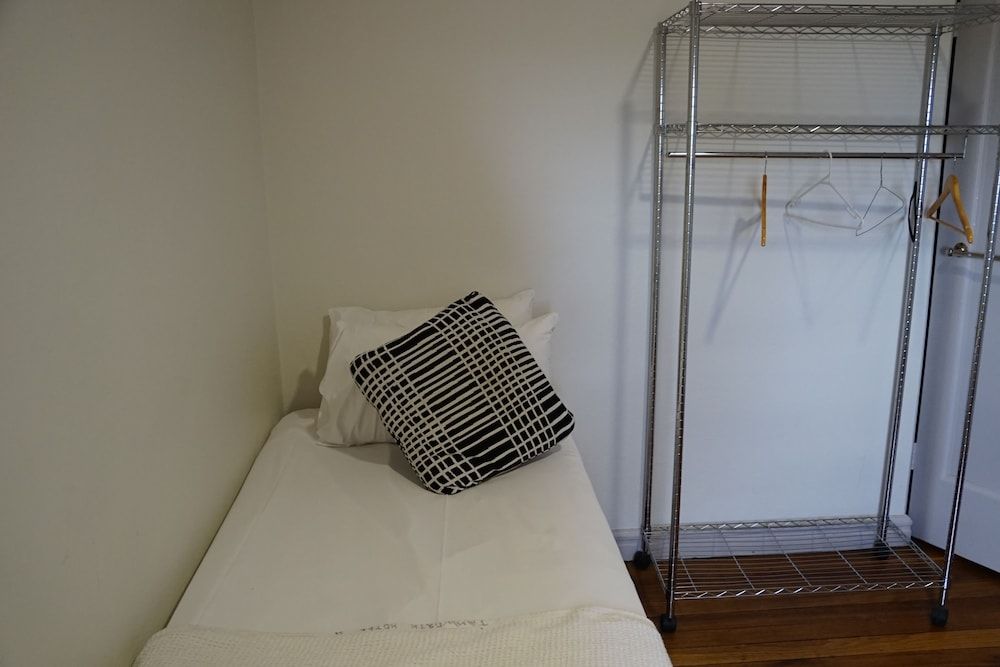 The Tamworth Hotel Twin Room, 2 Twin Beds, Shared Bathroom 3