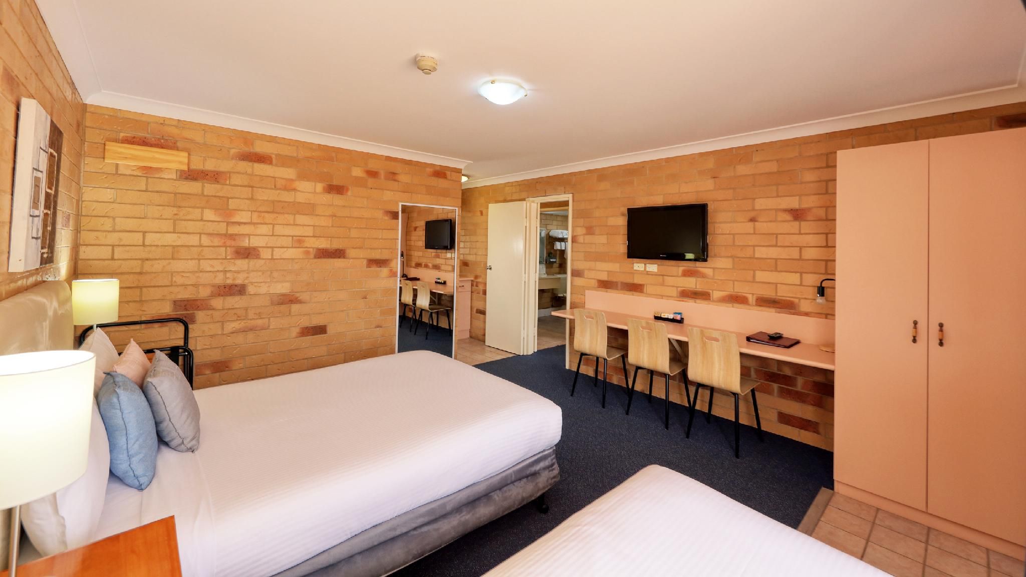 North Parkes Motel Family - 6 pax 2