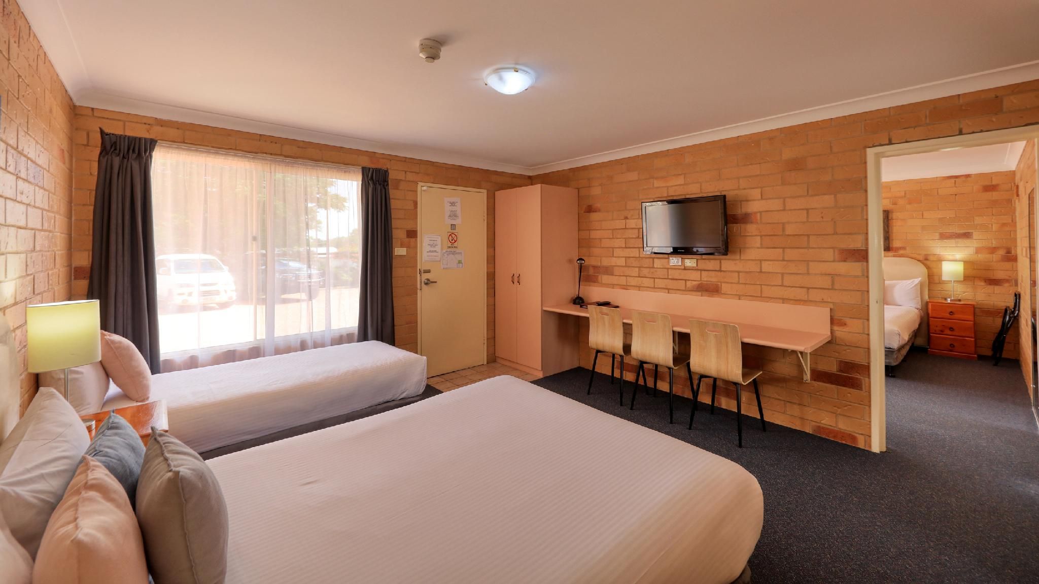 North Parkes Motel Family - 6 pax