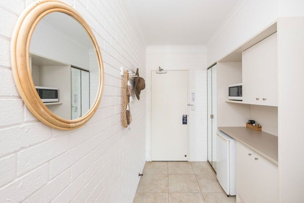 Mollymook Seascape Motel & Apartments Superior Suite, Non Smoking, Kitchenette (King Spa Suite) 5