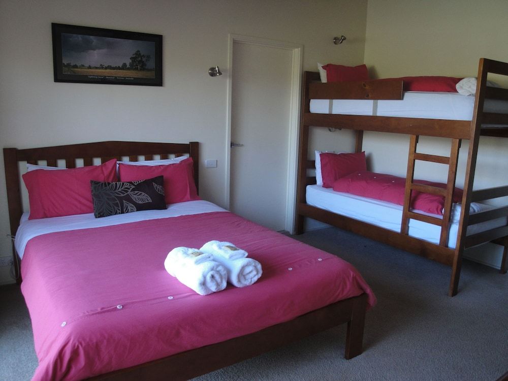 Pine Room 1 - Motel-Style Room