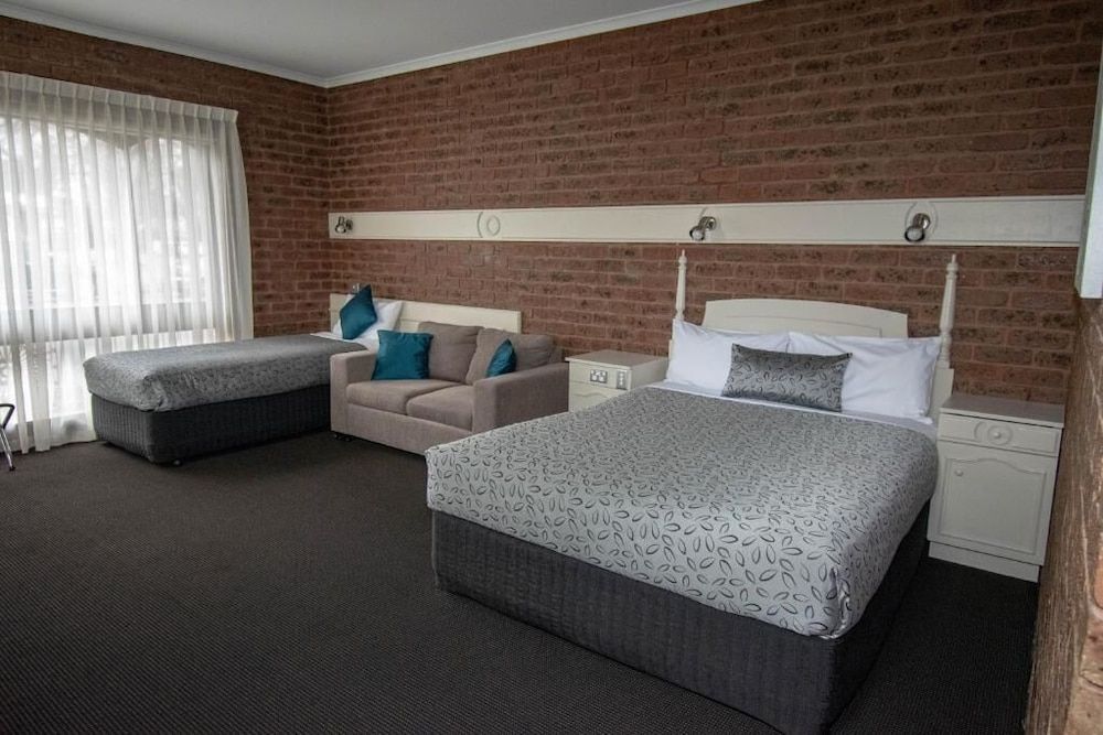 Albury Townhouse Motel Standard Twin Room, Kitchenette (Queen, Single & Sofa) 2