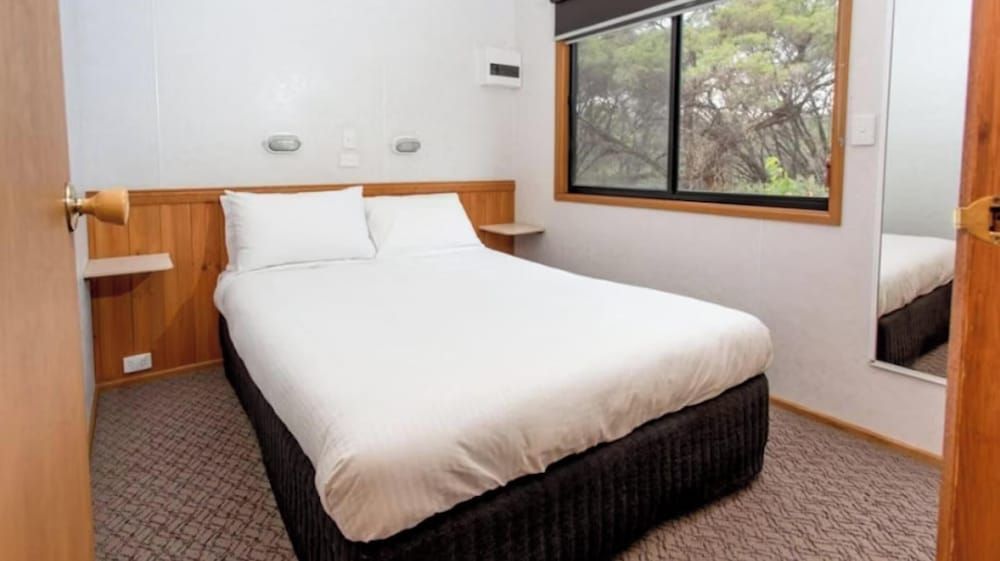 Discovery Parks - Renmark Riverfront Economy 2 Bedroom Cabin - Sleeps 6