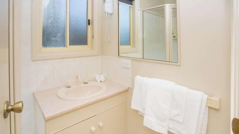 Discovery Parks - Renmark Riverfront Superior 3 Bedroom Cabin - Sleeps 8 5