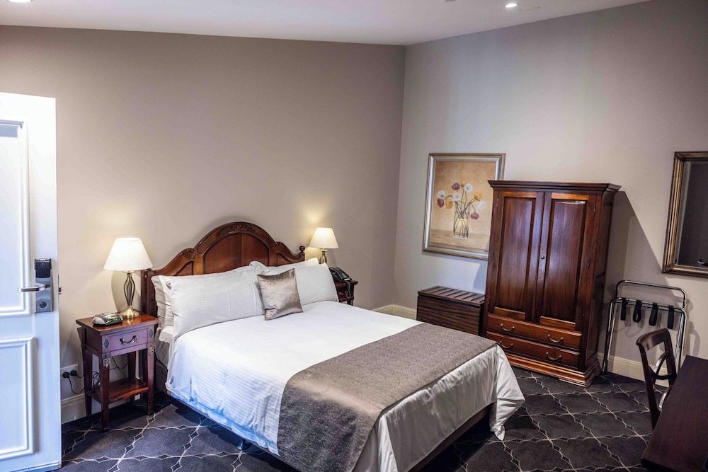Queen Accessible Room