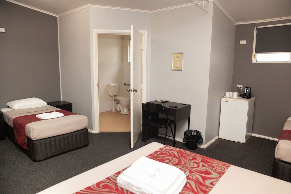 Royal Hotel Singleton Motel Double & Three Singles 2