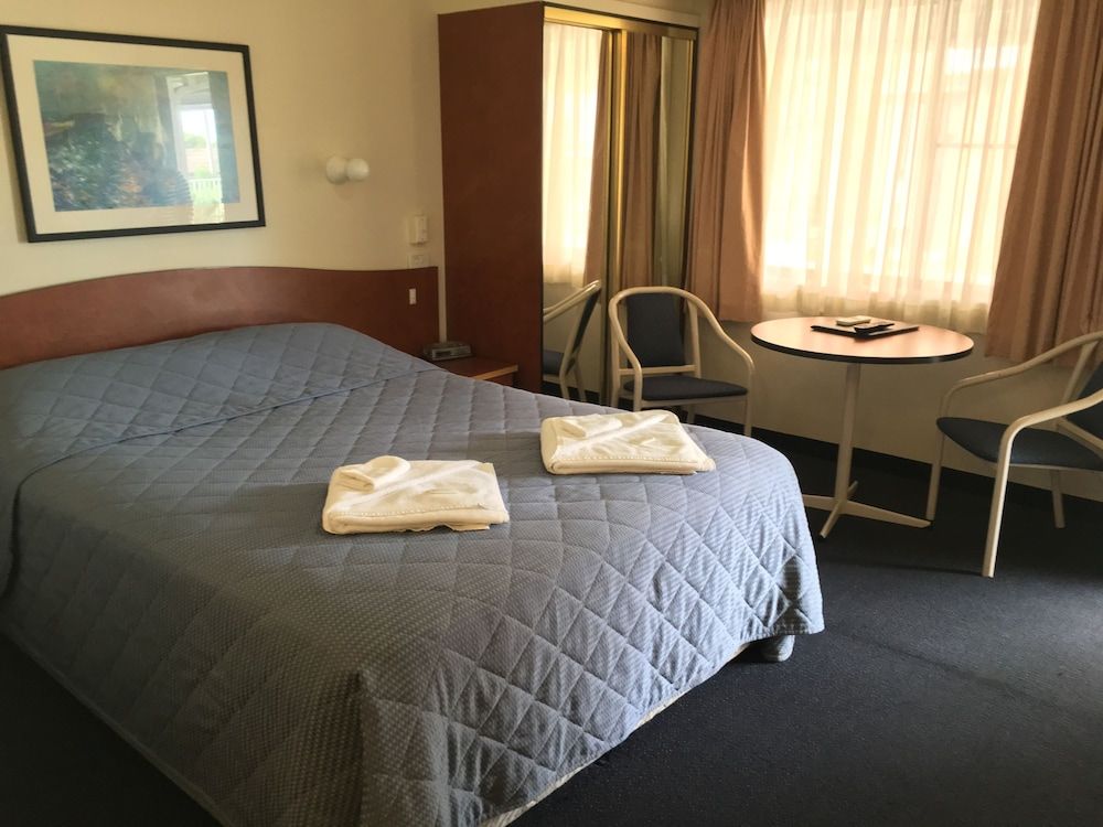 Town & Country Motel Deluxe Double Room 5