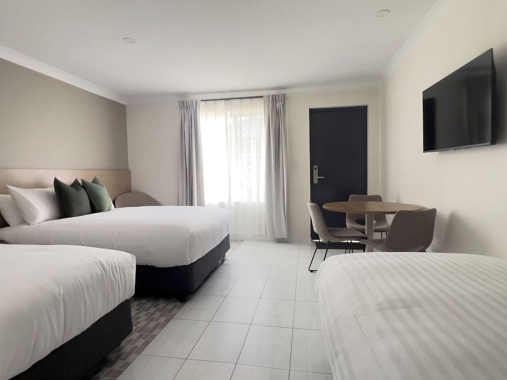 The Phoenix Artesian Spa Resort and Accommodation Executive Family Room 2