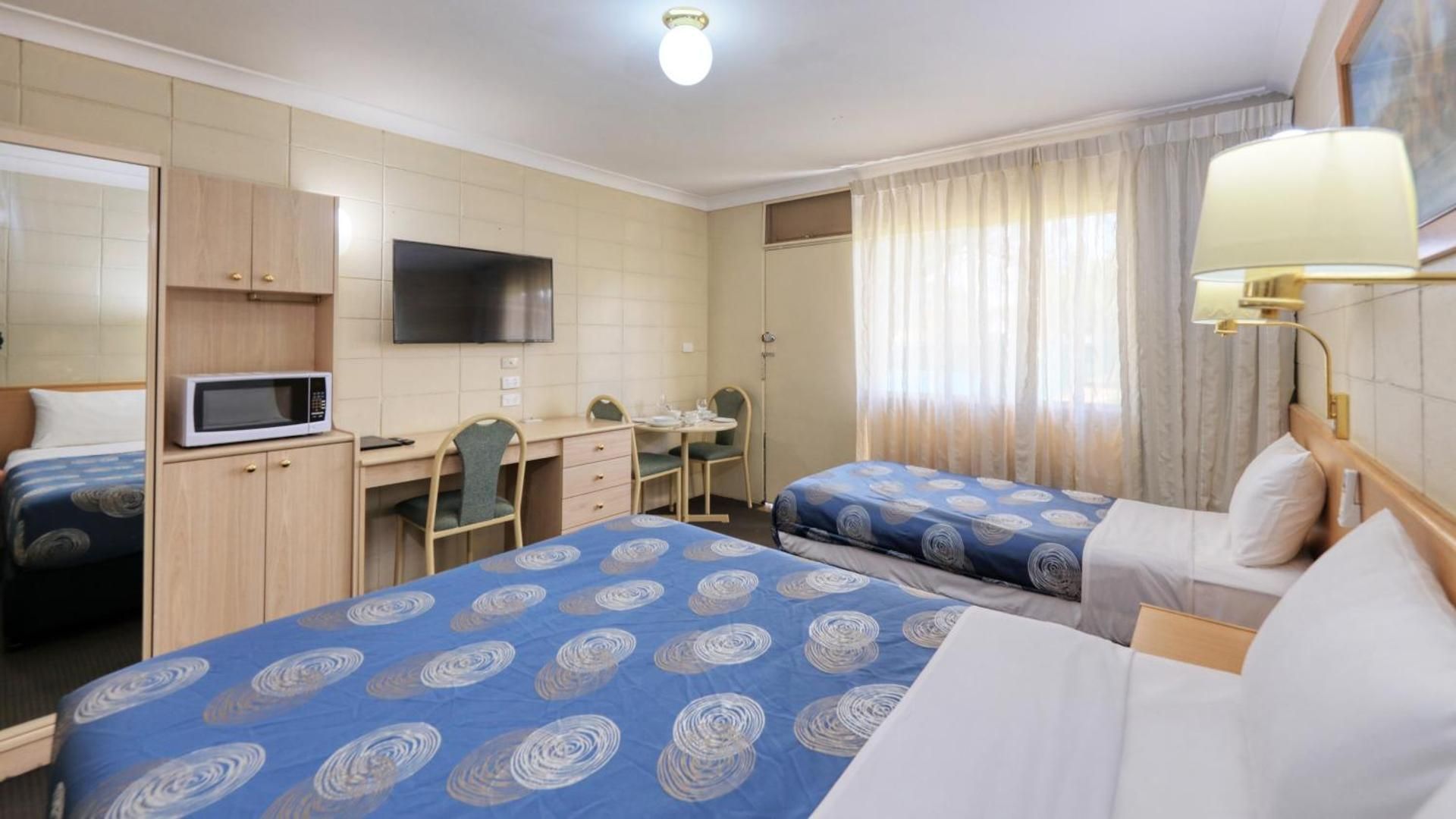Deluxe Queen Room and Single Bed