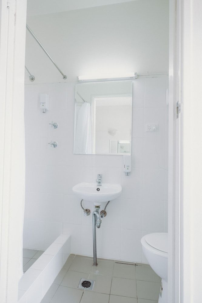 Artesian Spa Motel Basic Single 4