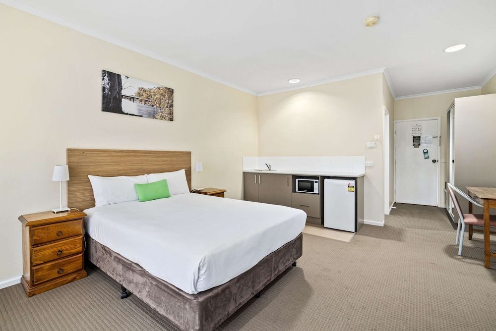 Comfort Inn Bishops Lodge Standard Room, Non Smoking (1 Queen & 3 Single Beds) 2