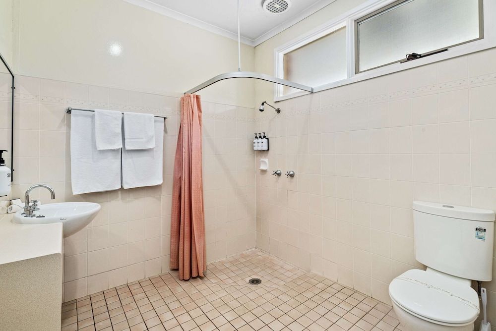 Comfort Inn Bishops Lodge Standard Room, Non Smoking (1 Queen & 3 Single Beds) 4