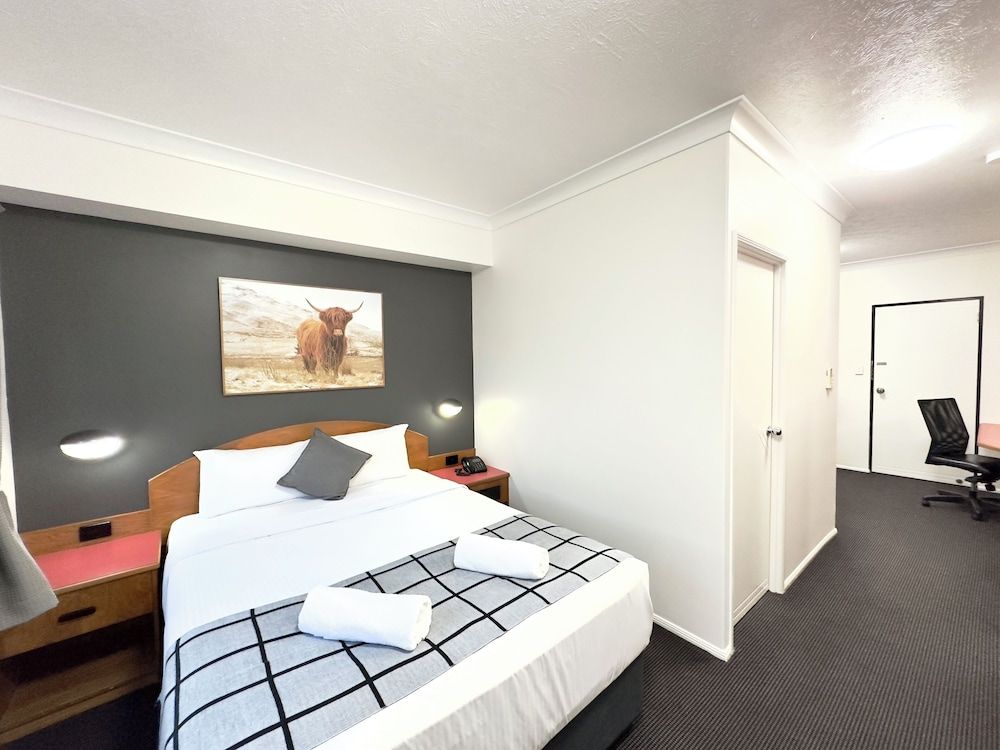 Mackay Resort Motel Deluxe Queen Room 2