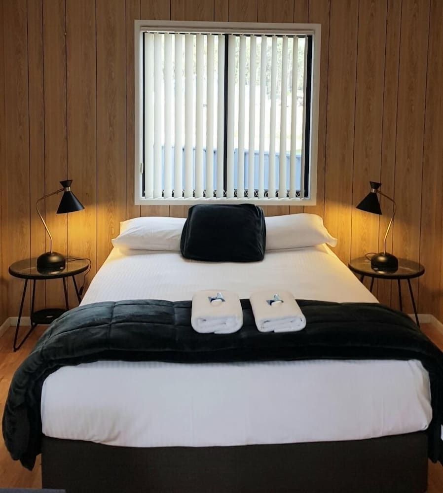 Tasman Holiday Parks - Fraser Coast Basic Cabin 2