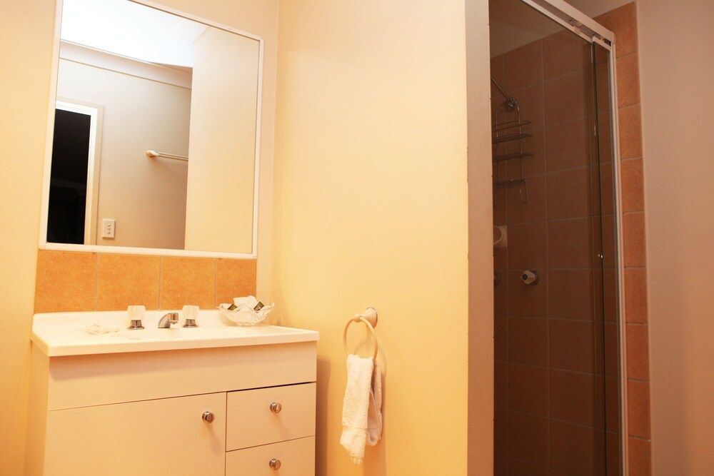 Tasman Holiday Parks - Fraser Coast Family Villa 5