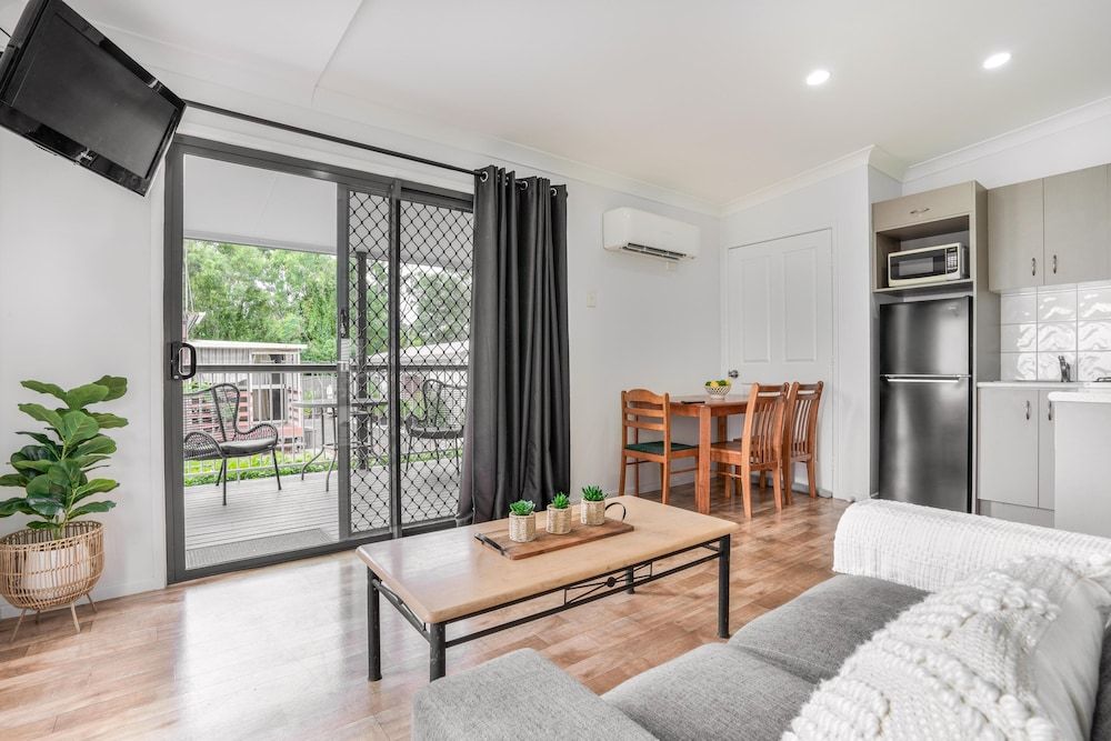 Tasman Holiday Parks - Fraser Coast Standard Cabin 4