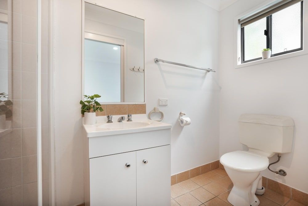 Tasman Holiday Parks - Fraser Coast Standard Cabin 6