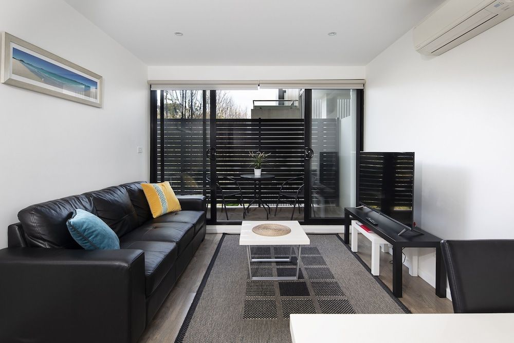 RNR Serviced Apartments North Melbourne One Bedroom Apartment with Balcony 8