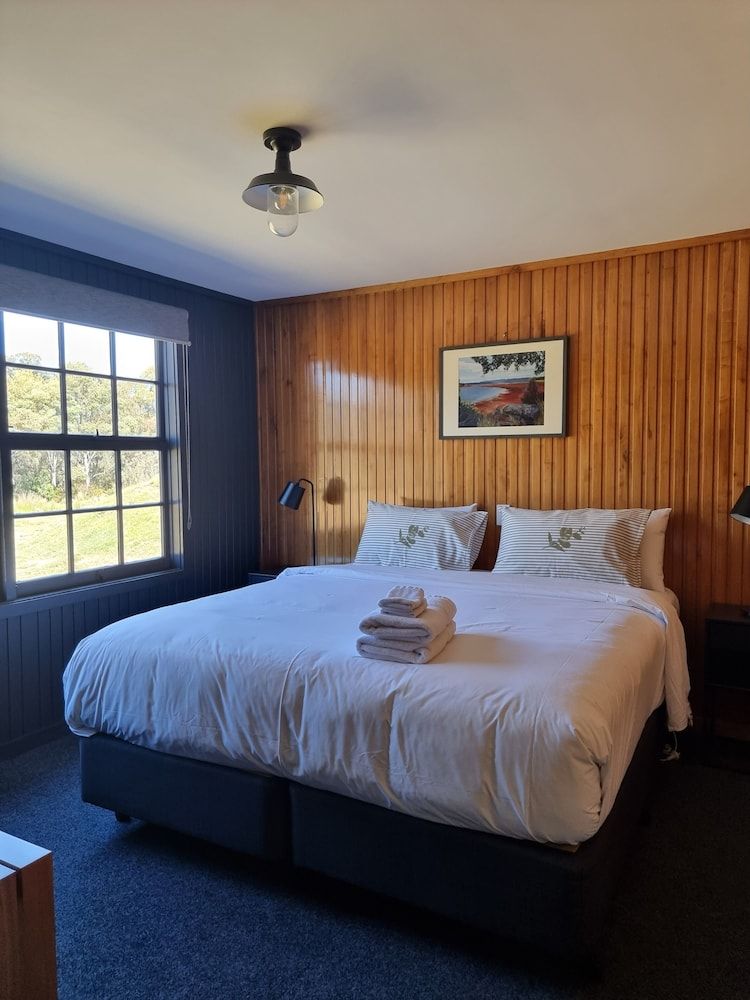 Great Lake Hotel King Ensuite Self Contained 3