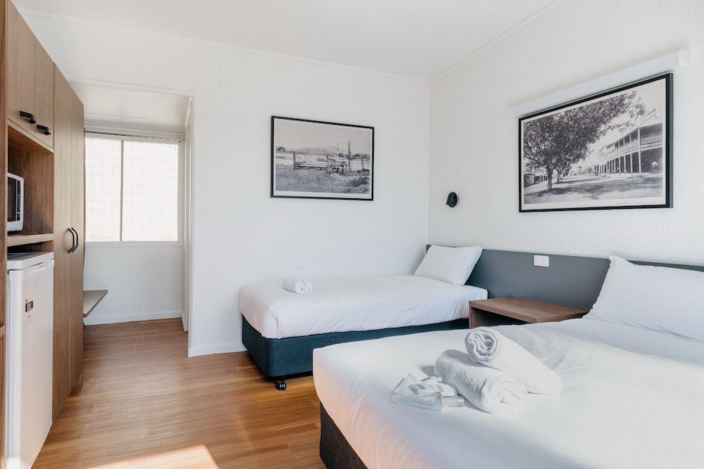 Boomerang Motor Hotel Basic Room, Non Smoking (1 double + single) 2