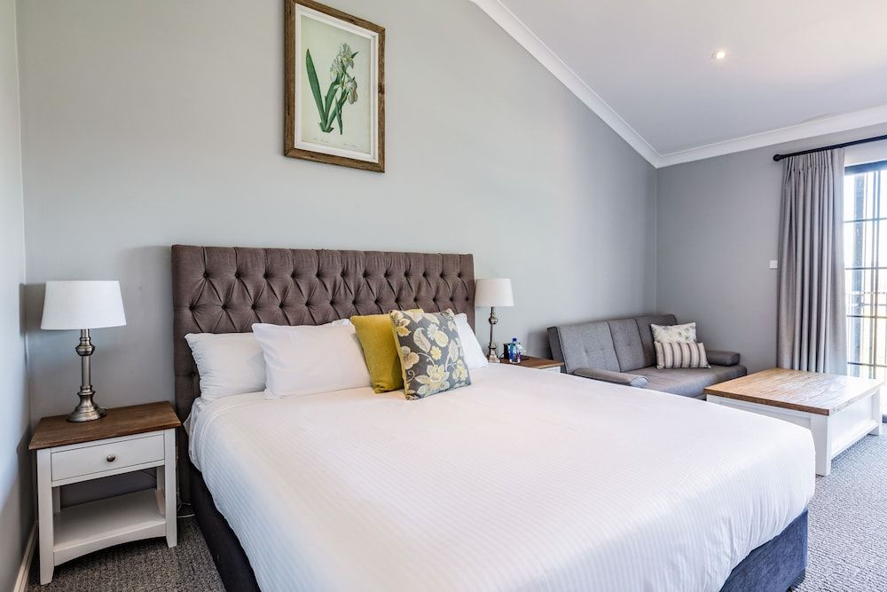 Camden Valley Inn King Spa Room 2