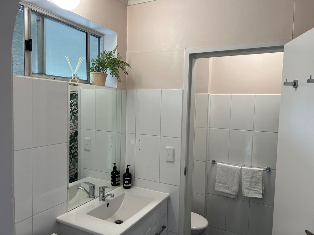 Riverbank Park Motel River View Room 4