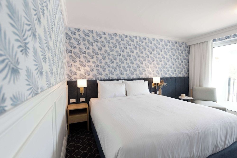 The Beachcomber Hotel & Resort, an Ascend Collection Resort Room, 1 King Bed, Poolside (Water View) 3