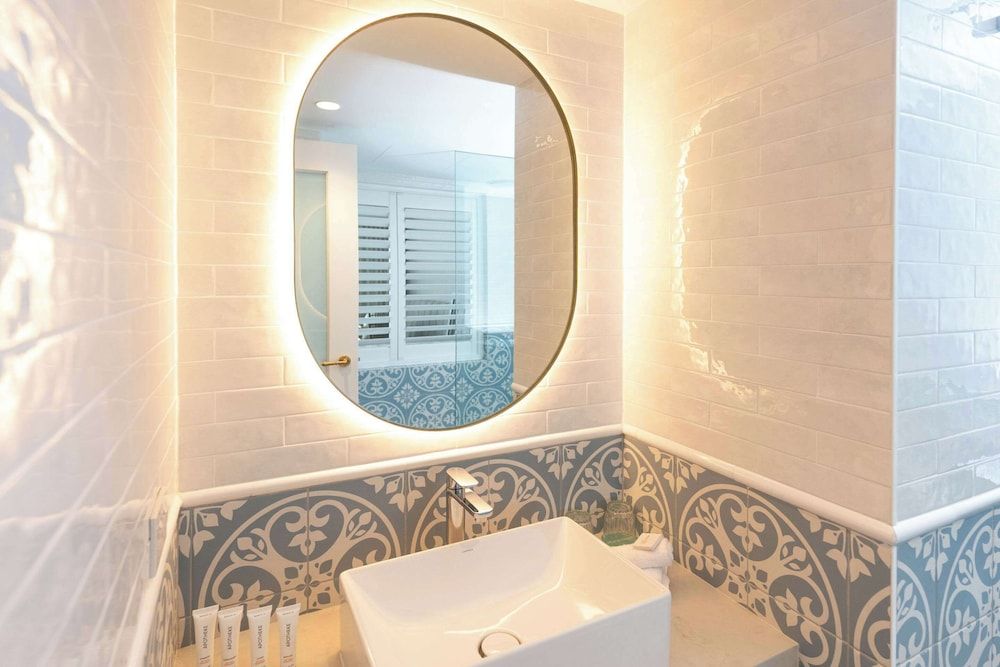 The Beachcomber Hotel & Resort, an Ascend Collection Resort Room, 1 King Bed, Poolside (Water View) 9