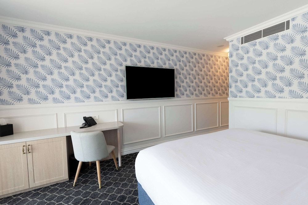 The Beachcomber Hotel & Resort, an Ascend Collection Resort Room, 1 King Bed, Poolside (Water View) 2