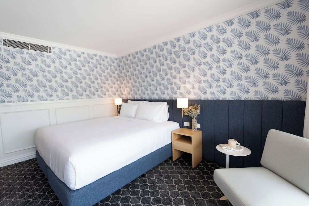 The Beachcomber Hotel & Resort, an Ascend Collection Resort Room, 1 King Bed, Poolside (Water View) 4