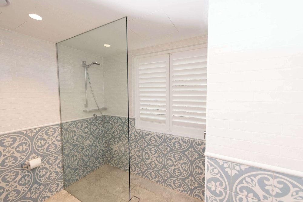 The Beachcomber Hotel & Resort, an Ascend Collection Resort Room, 1 King Bed, Poolside (Water View) 10