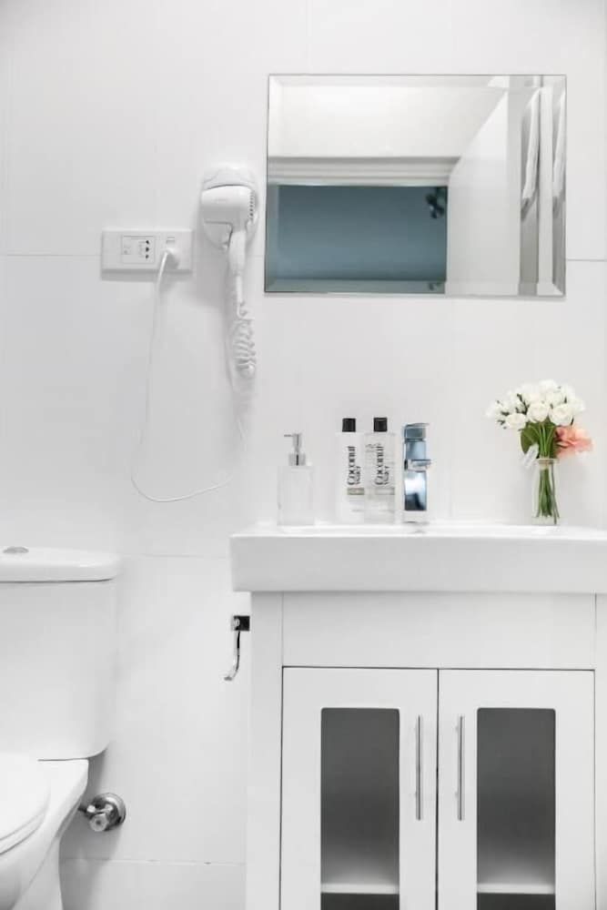 Airport Hotel Sydney Deluxe Queen Ensuite 4