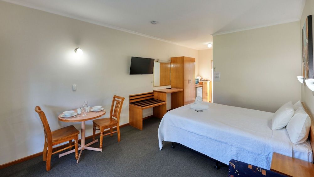 Chinchilla Great Western Motor Inn Deluxe Queen Room 2