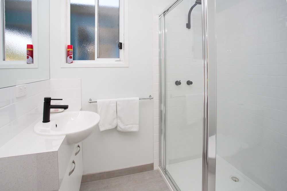 BIG4 Traralgon Park Lane Holiday Park Standard Cabin (Sleeps 2) 2