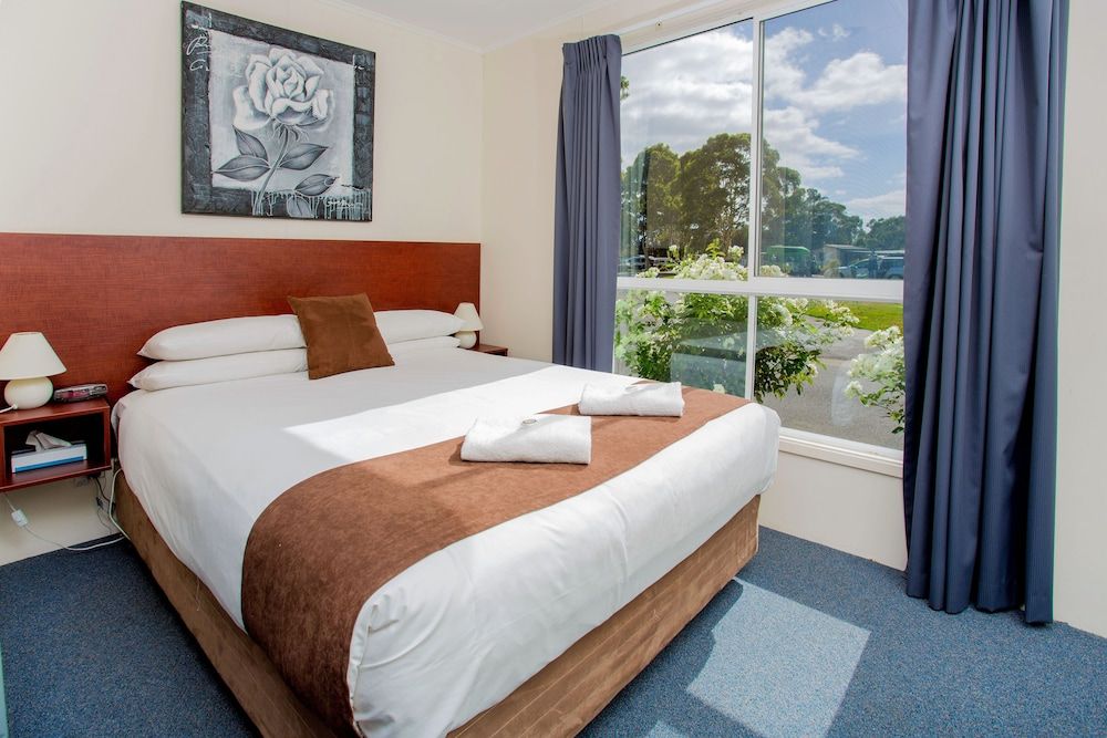 BIG4 Traralgon Park Lane Holiday Park Standard Cabin (Sleeps 2)