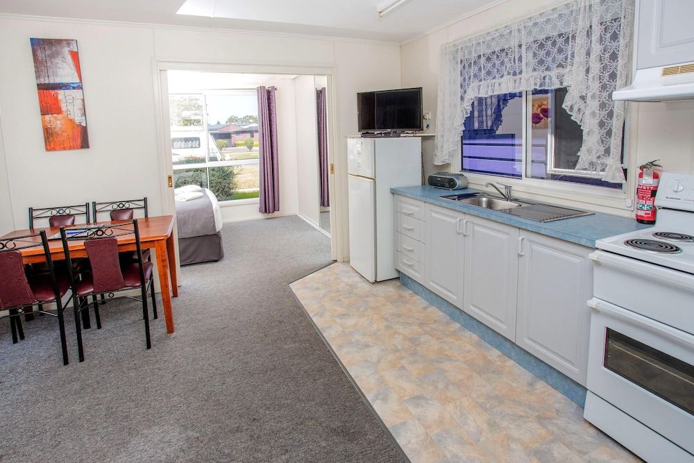 BIG4 Traralgon Park Lane Holiday Park Standard Cabin (Sleeps 4) 2