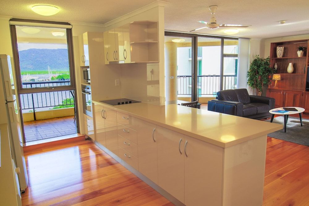 Cairns Aquarius Standard Apartment, 2 Bedrooms, Non Smoking, Kitchen 8