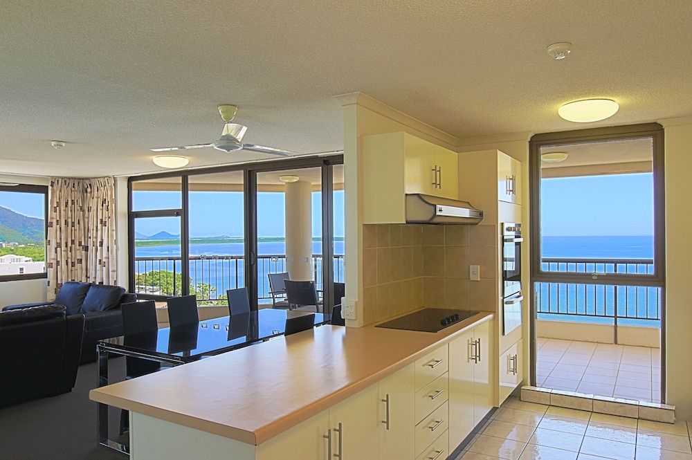 Cairns Aquarius Standard Apartment, 2 Bedrooms, Non Smoking, Kitchen 9
