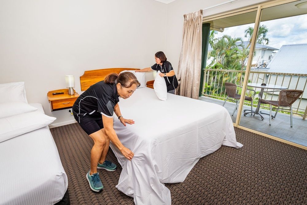 Shamrock Gardens Motel Standard Studio, Non Smoking, Kitchenette (Balcony Room)