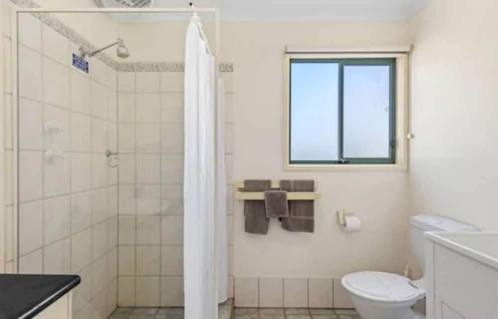 Discovery Parks - Roxby Downs Standard 2 Bedroom Cabin - Sleeps 4 2