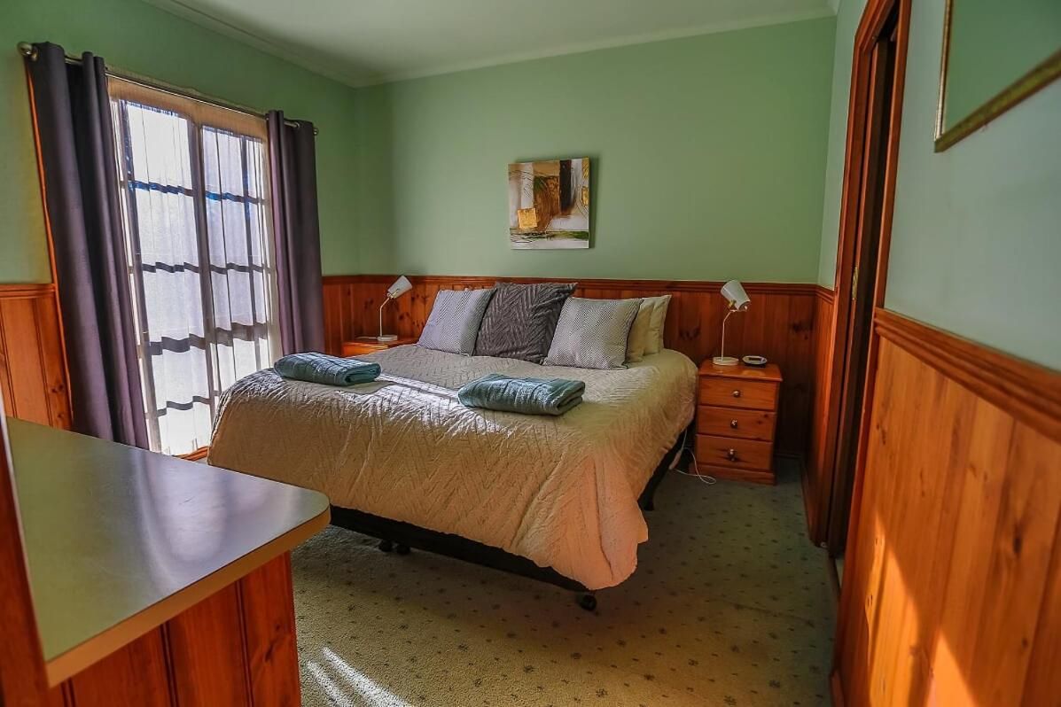 Two-Bedroom Cottage with Spa Bath