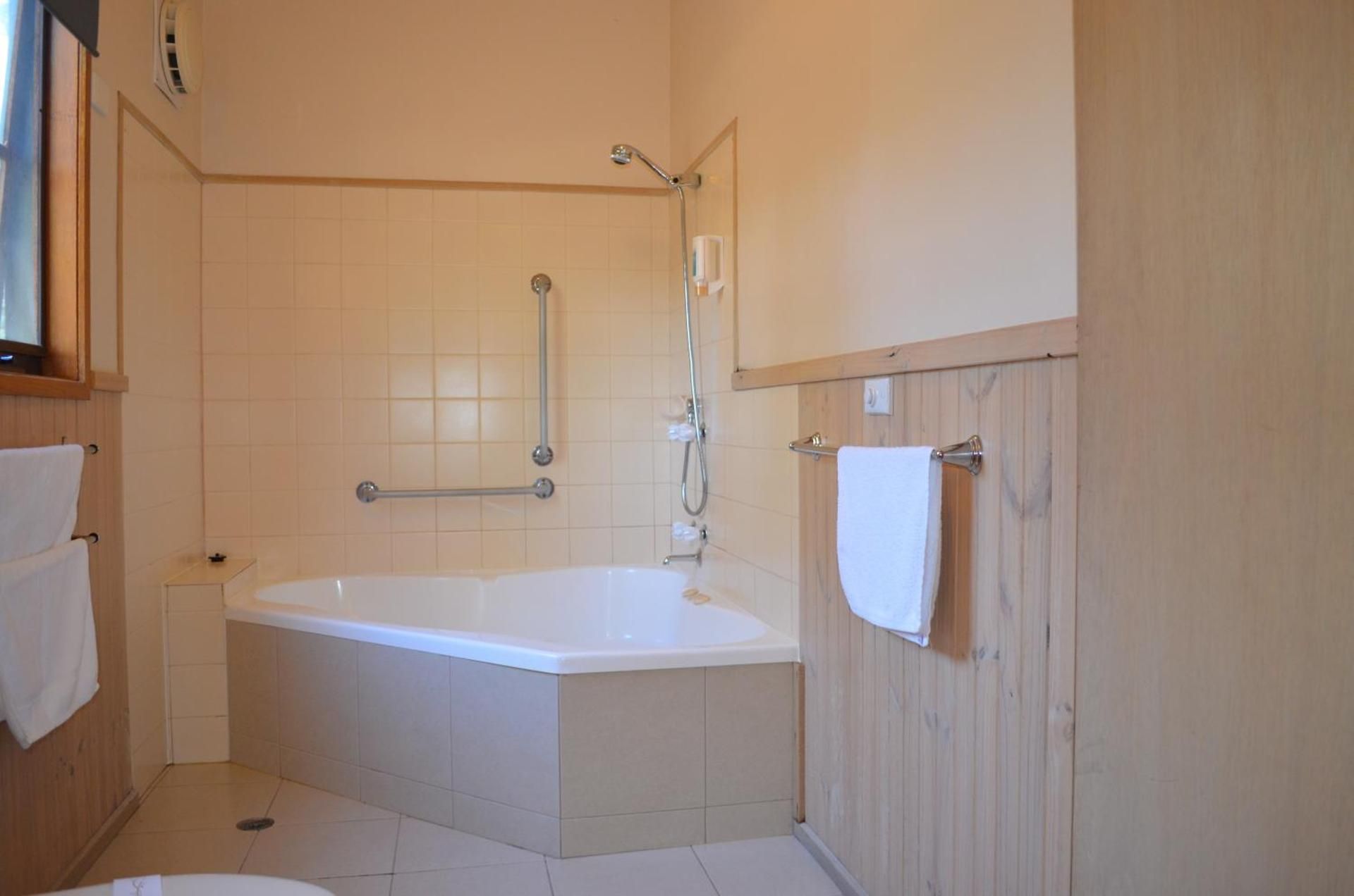 Two-Bedroom Cottage with Spa Bath