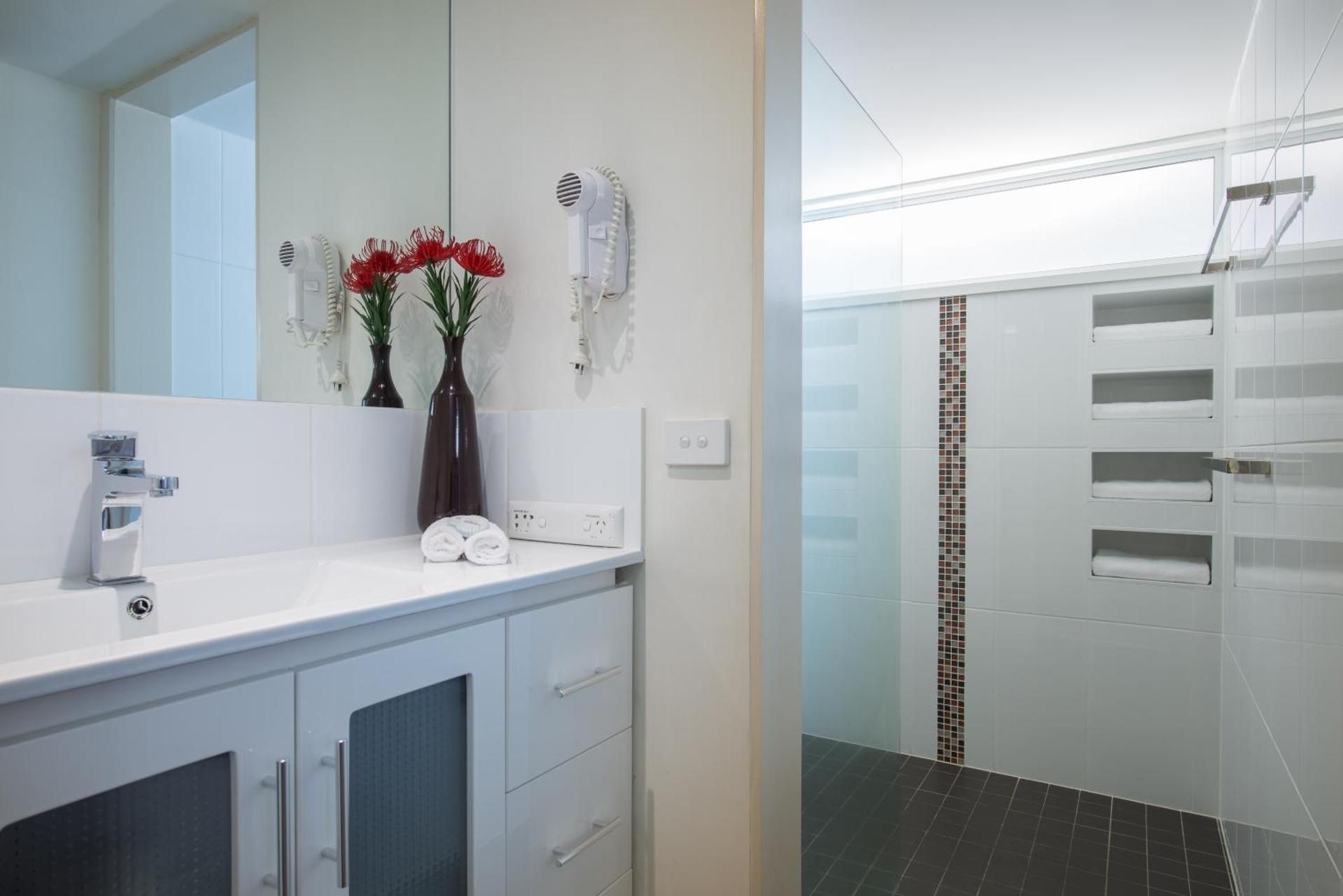 Two-Bedroom Apartment with walk-in shower