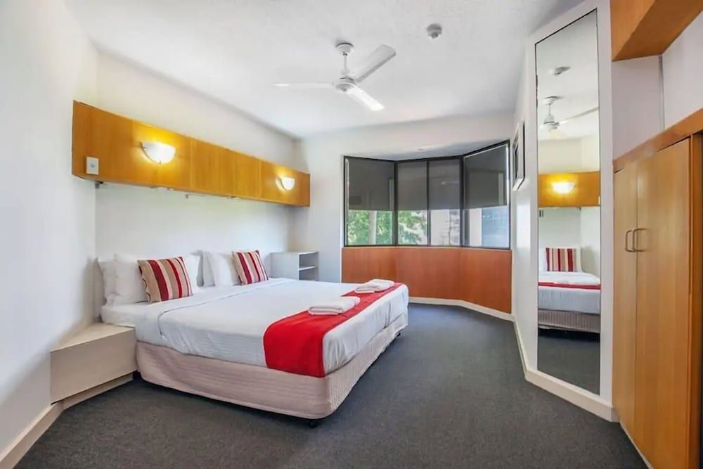 Tiki Hotel Surfers Paradise 1 Bedroom Spa Apartment 3