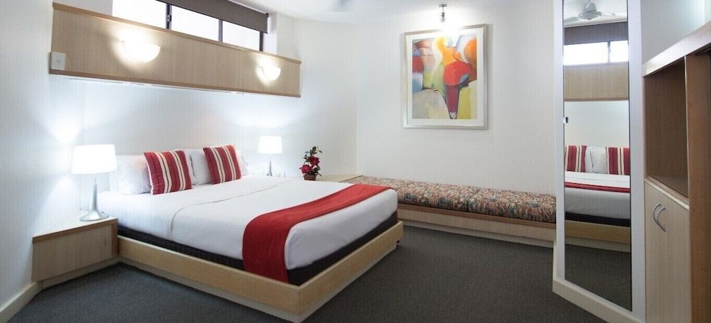 Tiki Hotel Surfers Paradise 1 Bedroom Spa Apartment 2