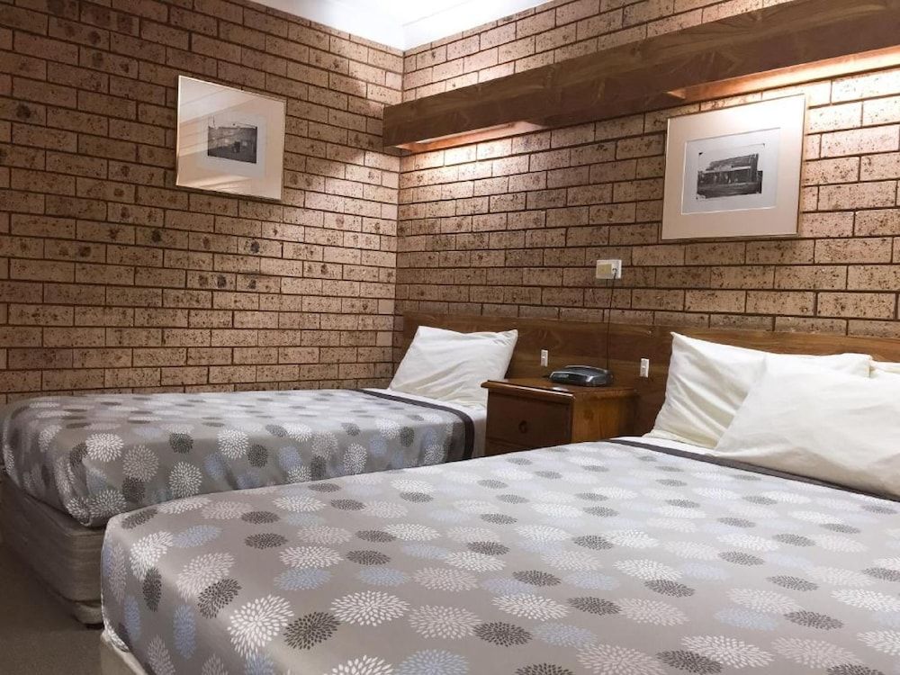 Ten Dollar Town Motel Queen plus Single 3