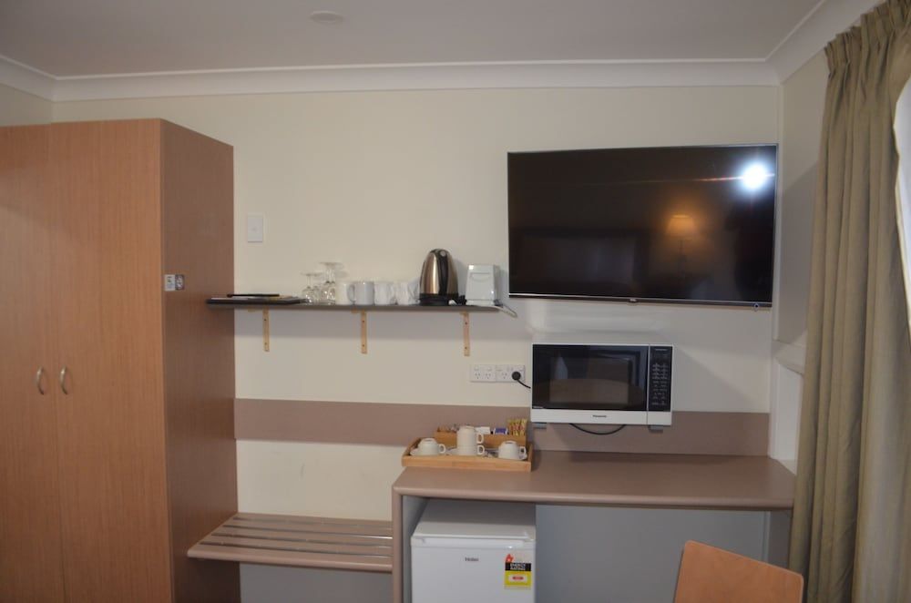 Ten Dollar Town Motel Deluxe Queen plus Double 5